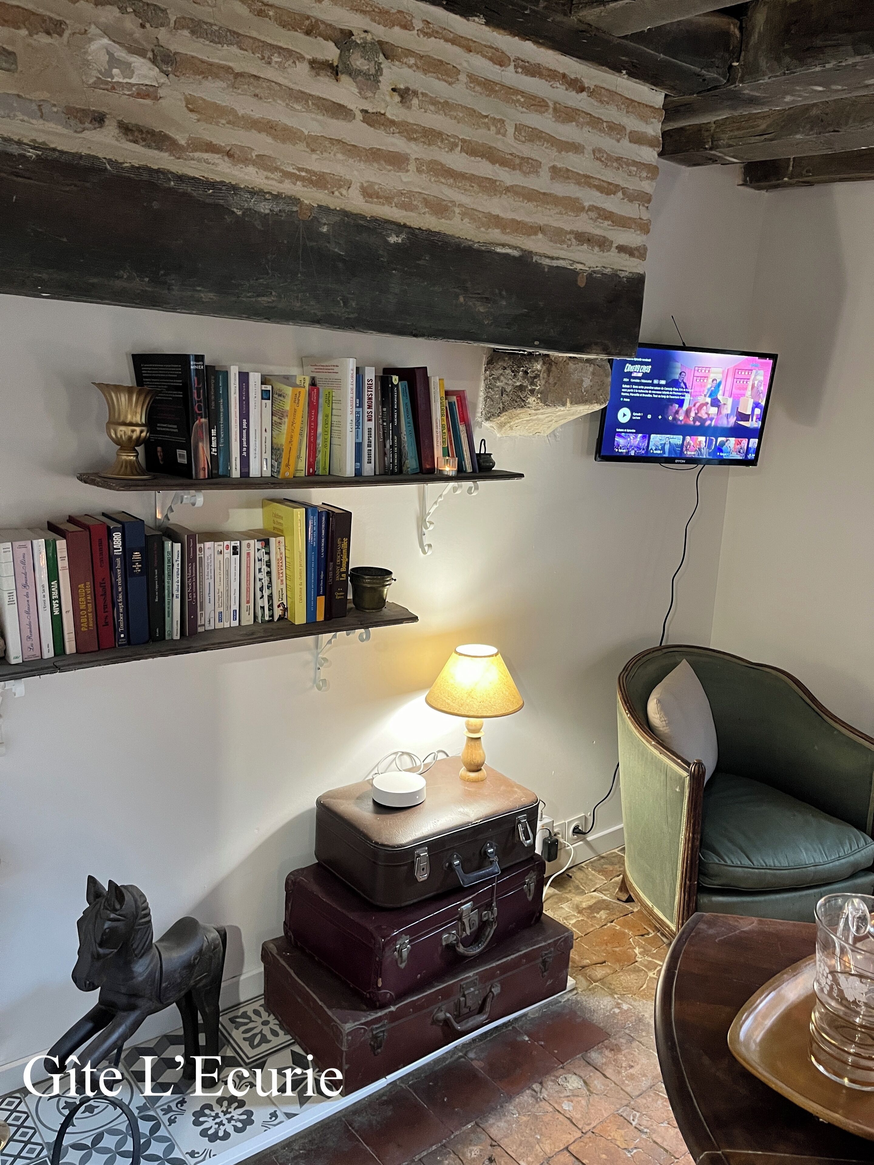 传统公寓 | 起居区 | 61-厘米纯平电视（配备有线频道）、Netflix、流媒体服务