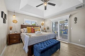 4 habitaciones, escritorio y tabla de planchar con plancha 