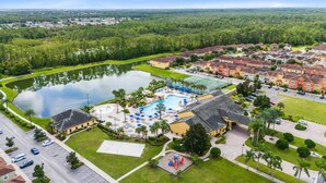 Un quartier résidentiel doté d’une grande piscine, de courts de tennis et d’un parcours de golf.