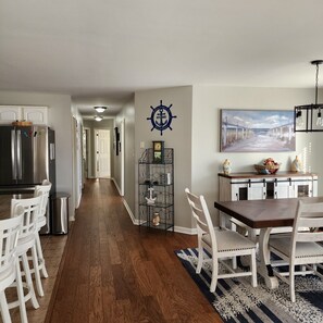 Dining - WW Condo 1.5 blks to beach and boardwalk. Walk to shops, restaurants and CC. (Wildwood)