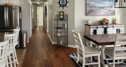 WW Condo 1.5 blks to beach and boardwalk. Walk to shops, restaurants and CC.