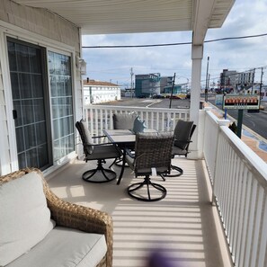 Outdoor dining - WW Condo 1.5 blks to beach and boardwalk. Walk to shops, restaurants and CC. (Wildwood)