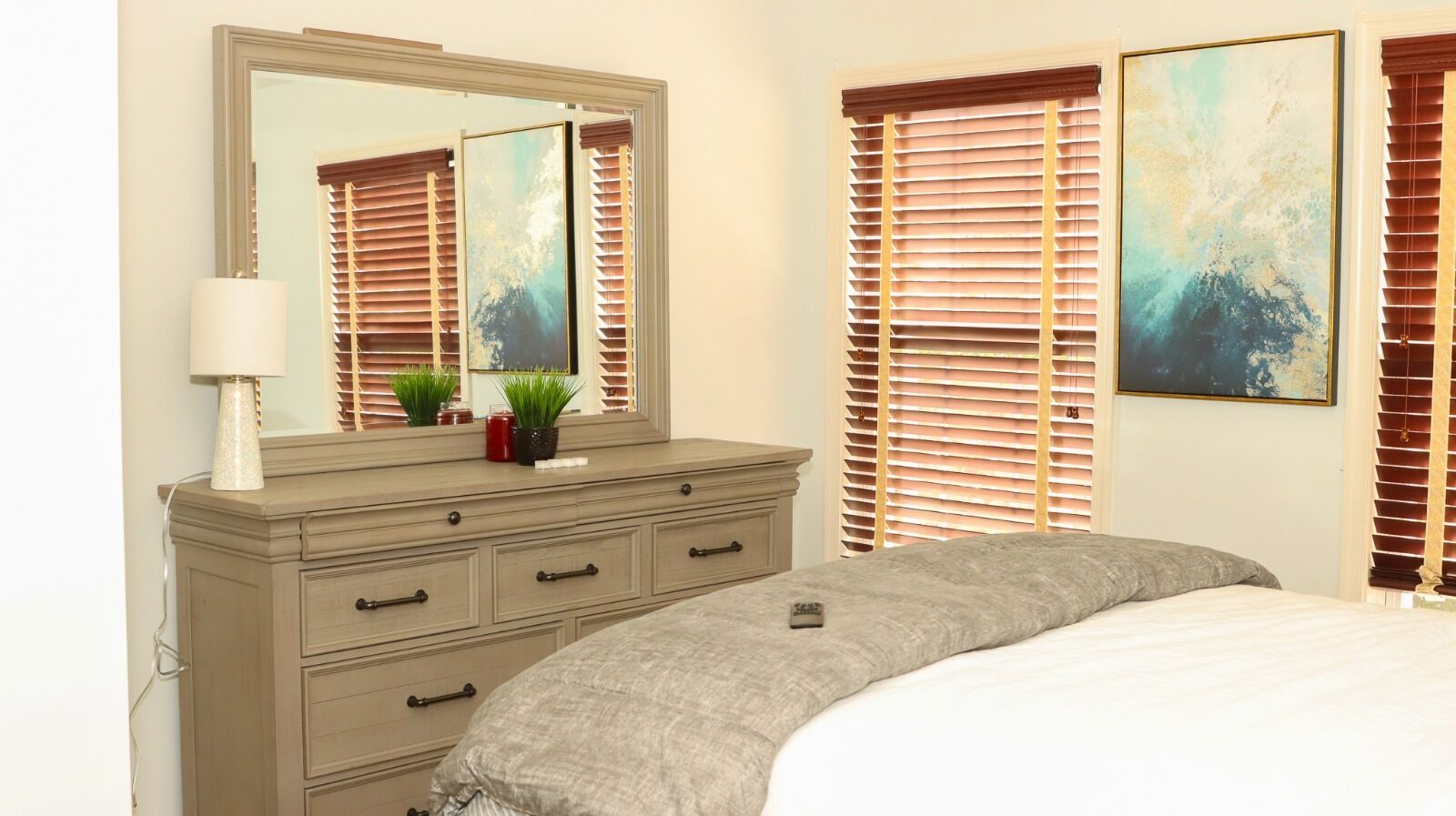 7 chambres, coffres-forts dans les chambres, fer et planche à repasser