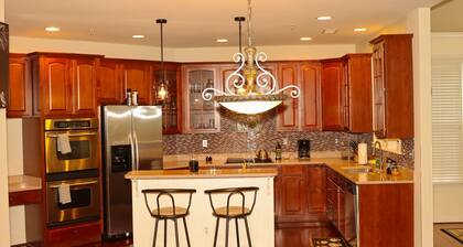 Movie Theater, 2 Kitchens and 6-BR DC & Harbor