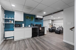 Private kitchen - Cozy Subterranean Retreat (Raleigh)