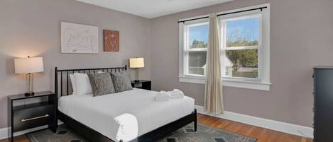 4 عدّة غرف نوم ومكواة/لوح كي وسرير سفر وواي فاي