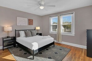 4 bedrooms, iron/ironing board, travel cot, WiFi - Spacious Home on Gervais | 4BR 2BA | Downtown (Columbia)