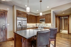 Condo premium | Cozinha privada | Geladeira grande, micro-ondas, fogão, cooktop