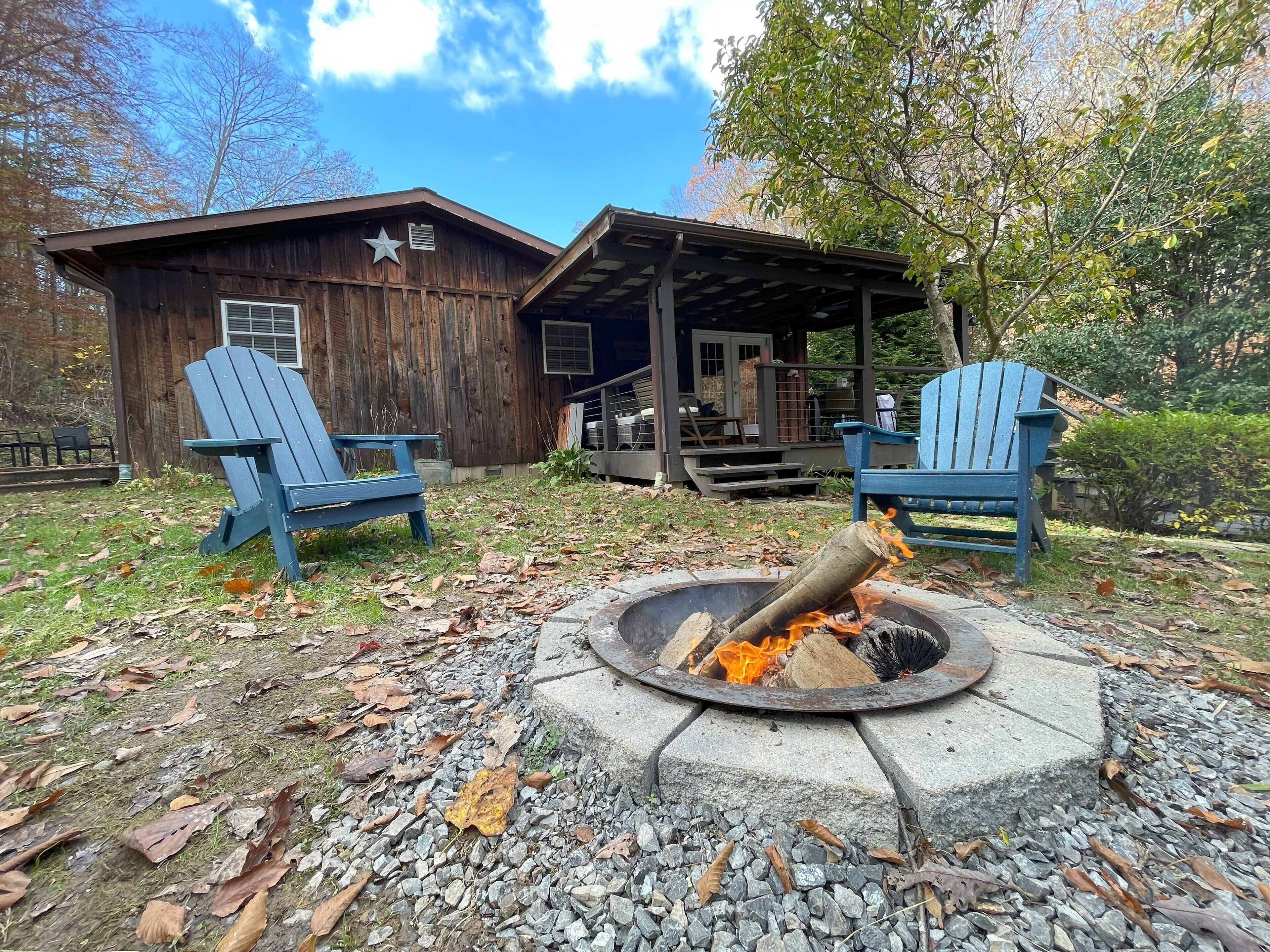 Cozy Cave Run Lake cabin with deck & fire pit! Pet-friendly near Red River Gorge