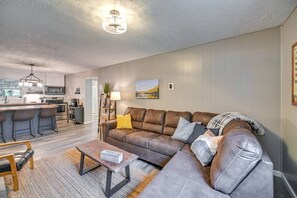 TV connectée, lecteur de DVD, livres, vidéothèque