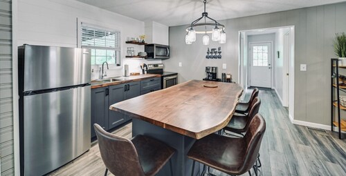 Relax in a Private Forest Escape with Hot Tub, Dogs Welcome