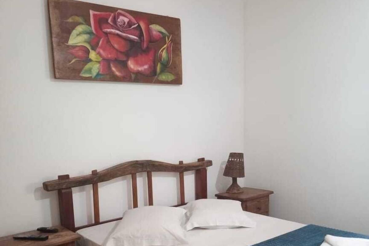 Quarto básico | Frigobar, escrivaninha, Wi-Fi de cortesia