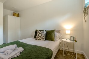 2 bedrooms, desk, iron/ironing board, free WiFi - 2 bed Serviced Apartment - Luton Town Centre (Luton)