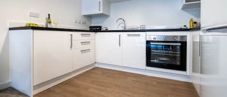 Geladeira, micro-ondas, fogão, cooktop