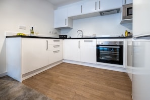 Fridge, microwave, oven, stovetop - 2 bed Serviced Apartment - Luton Town Centre (Luton)