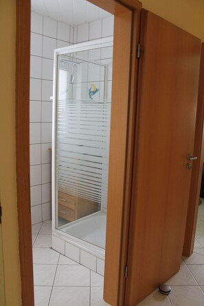 Dusche, Haartrockner, Handtücher, Seife