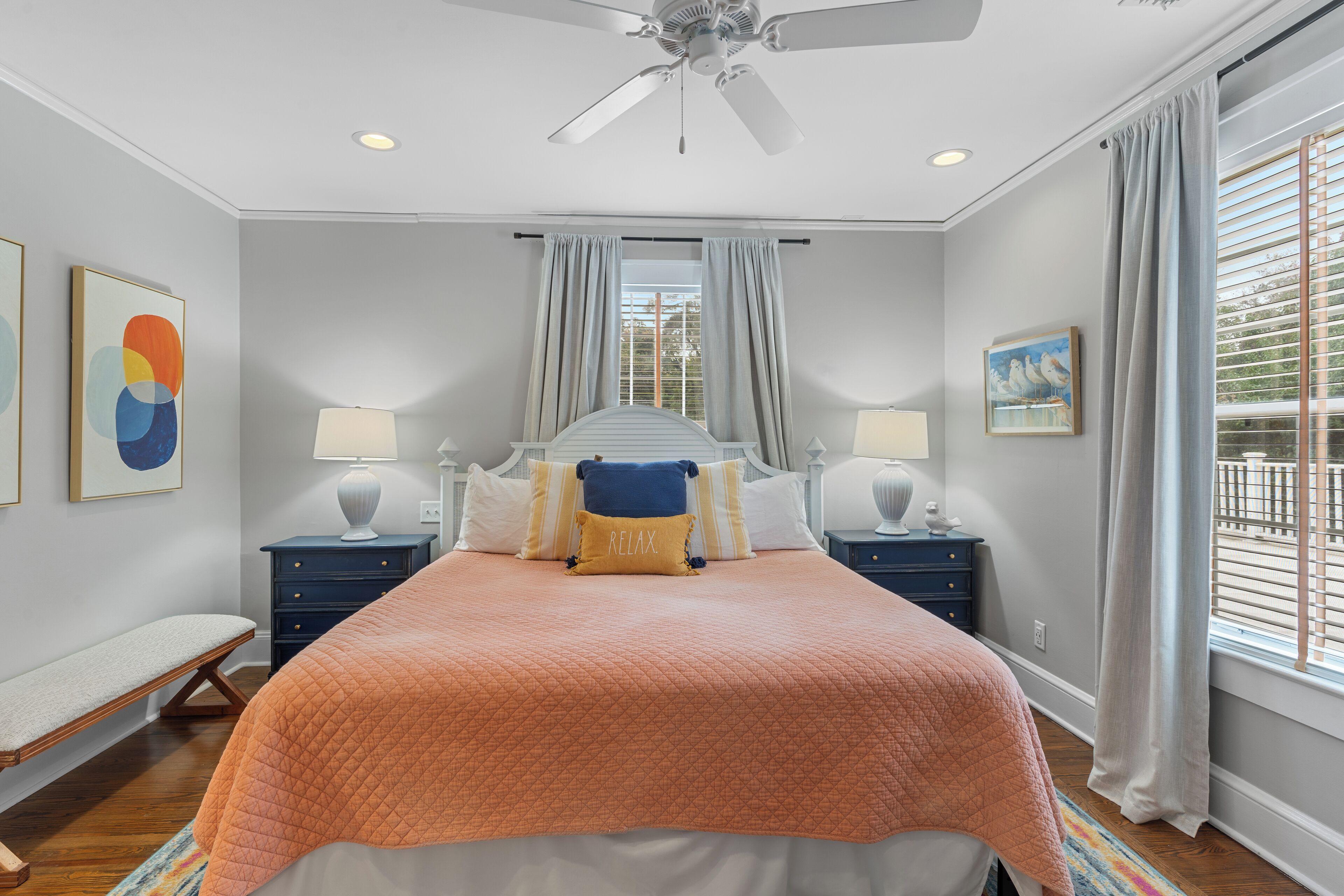 Decoración personalizada, muebles diferentes y escritorio 