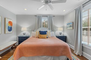 Individually decorated, individually furnished, desk, laptop workspace - The Capitol Inn Tallahassee (Tallahassee)