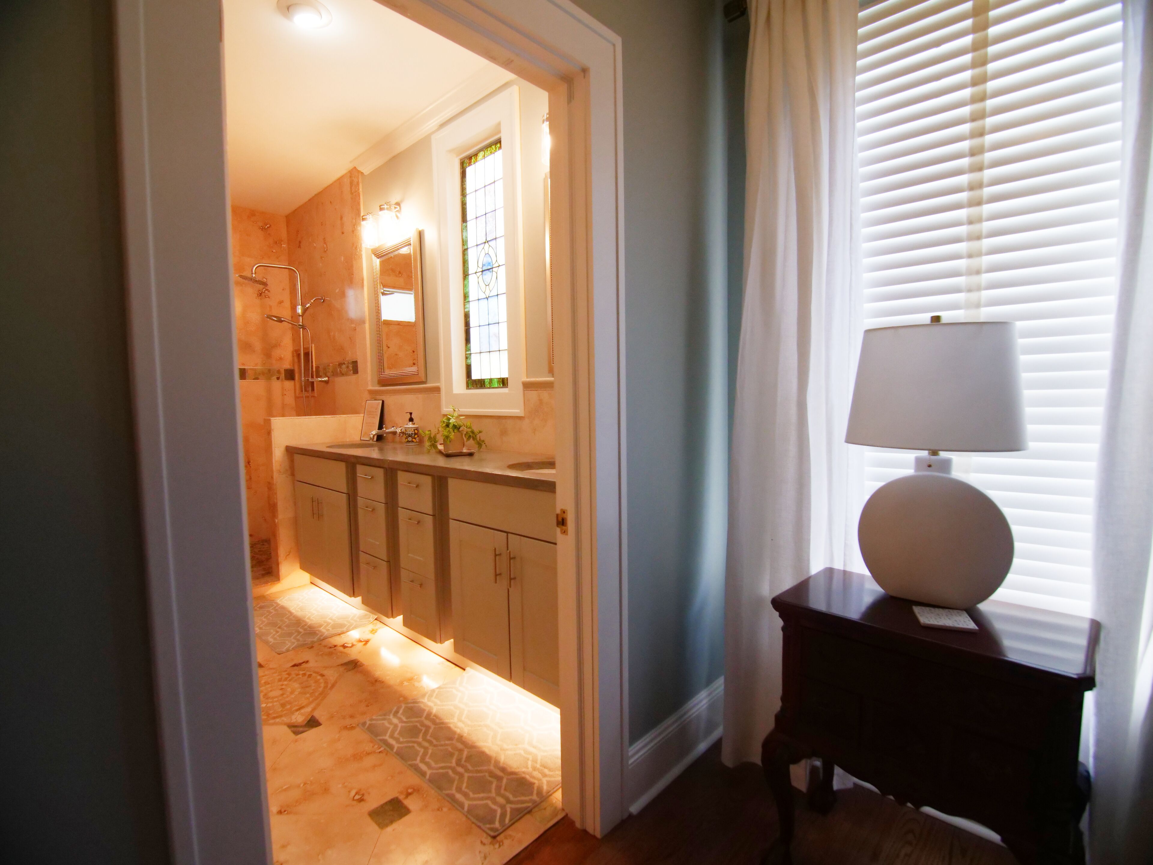 traditional room | bathroom | towels
