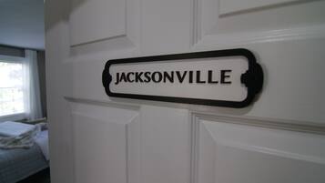 Una puerta blanca con una placa que dice "JACKSONVILLE".