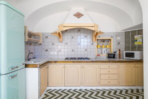 Een koelkast, een magnetron, een oven, een kookplaat