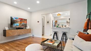 Smart-tv, boeken, een computerscherm en een printer