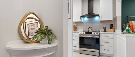 ثلاجة، ميكروويف، فرن، موقد طهي مسطح