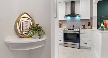 Highland Park Hideaway- Standing Desk + Monitor + Private Laundry + Bonfire Pit