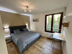 3 quartos, escrivaninha, ferros/tábuas de passar roupa