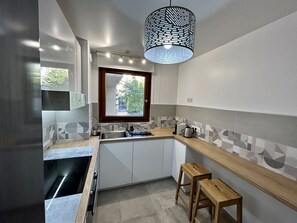 Geladeira, micro-ondas, fogão, cooktop