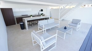 A modern interior with a kitchen, dining area, and seating. - Villa Picuas R in Rio Grande Magical place (Río Grande)