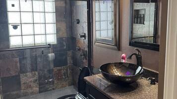 Bubbelbadkar, hårtork, handdukar och tvål