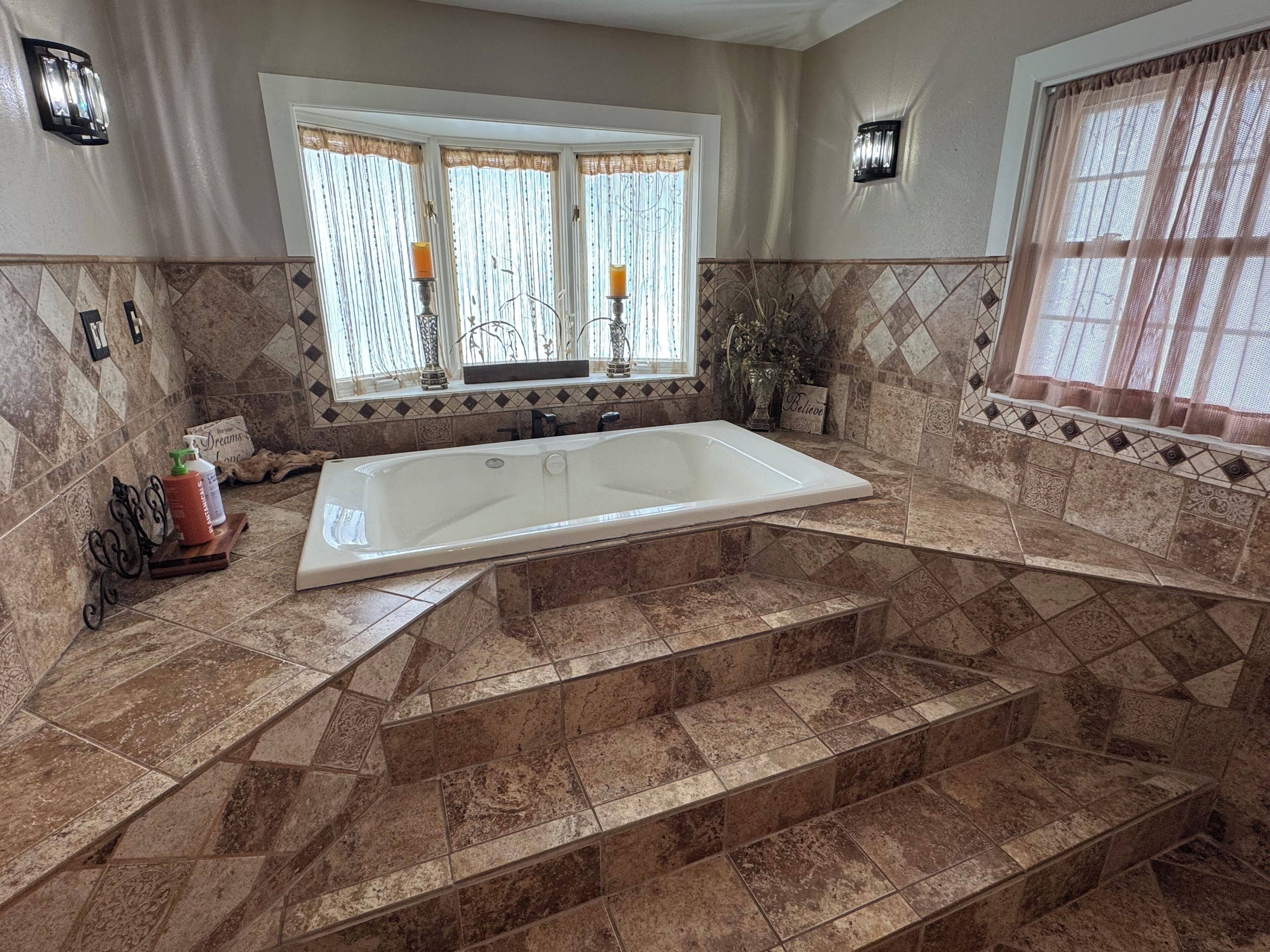 Tina de hidromasaje, secadora de cabello, toallas, jabón 