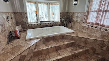 Bubbelbadkar, hårtork, handdukar och tvål