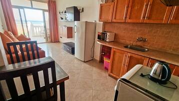 Apartemen Standar | Area keluarga | Televisi LCD 32-inci dengan saluran TV satelit