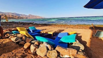 Di pantai dan pasir hitam