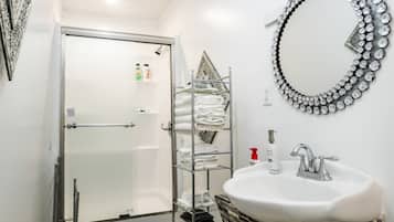 Douche, sĂšche-cheveux, serviettes fournies, savon