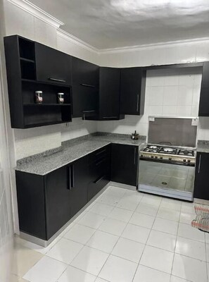 Refrigerador, microondas, horno y tetera eléctrica 
