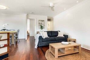 TV - Tony's Getaway in Koala Park + Amazing Beach Views (Burleigh Heads)