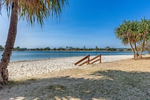 Una spiaggia nelle vicinanze