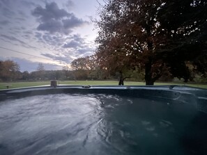 Outdoor spa tub