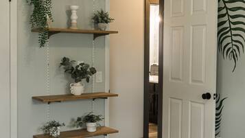 4 chambres, bureau, fer et planche Ă repasser, lit parapluie