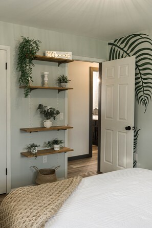 4 chambres, bureau, fer et planche à repasser, lit parapluie