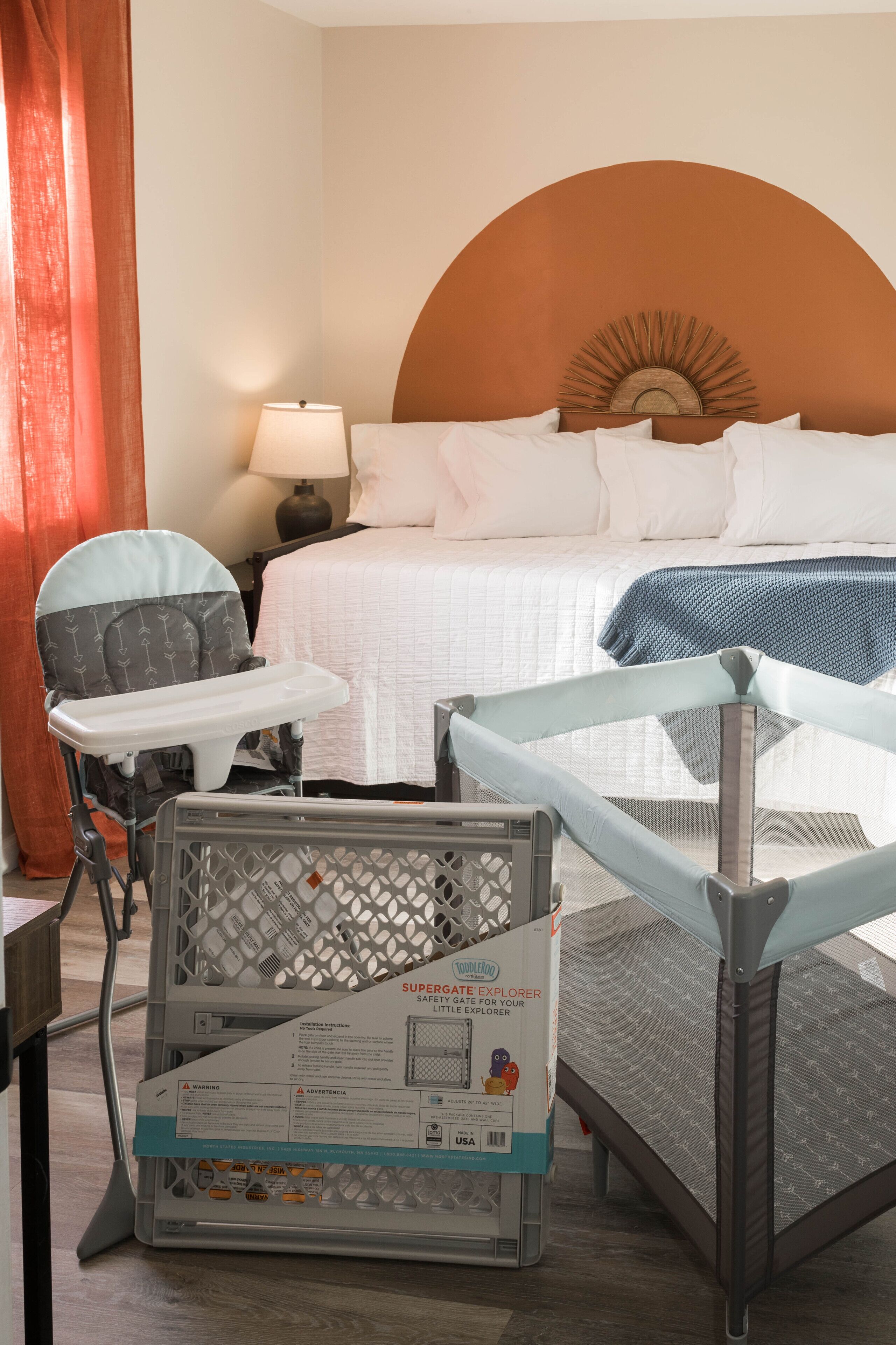 4 bedrooms, desk, iron/ironing board, travel cot