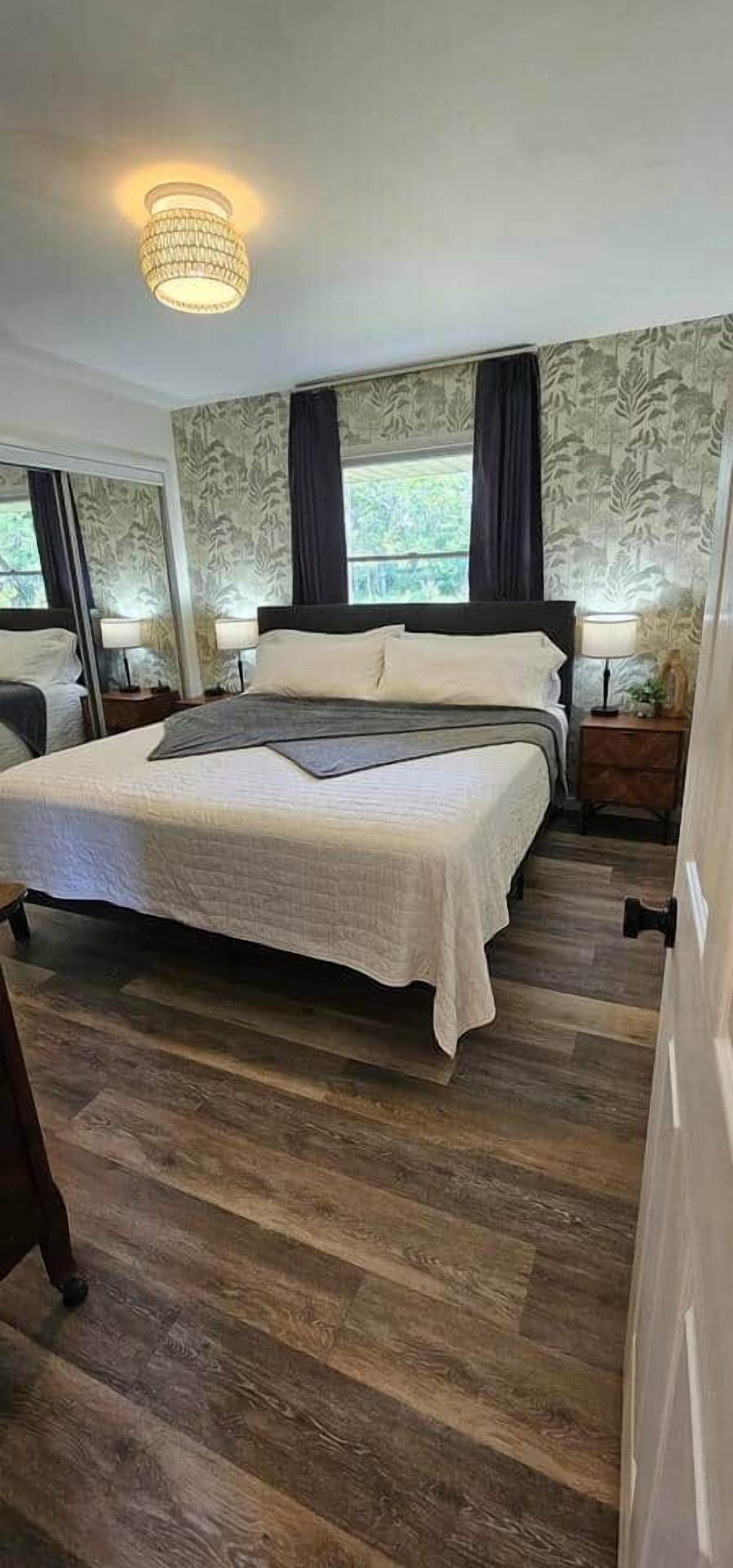 4 bedrooms, desk, iron/ironing board, WiFi (free)