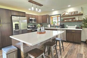 Réfrigérateur, four à micro-ondes, un four, surface de cuisson