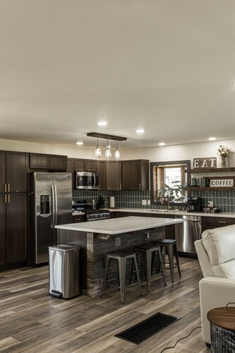 Farmhouse-hot tub, king beds, pet friendly, skiing, ORVing, hunting & golfing.