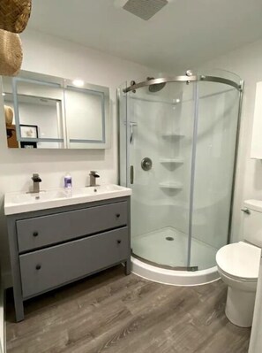 Dusche, Haartrockner, Handtücher, Seife