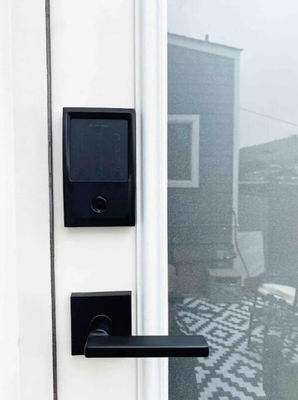 Una puerta con cerradura digital y un orificio para llave.