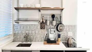 Refrigerador, microondas, cafetera y tetera y utensilios de cocina